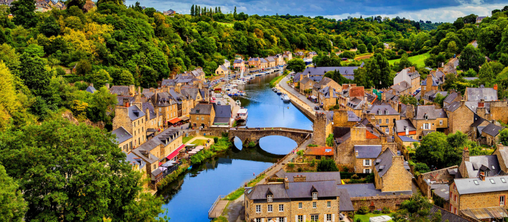 Vue sur le pord de Dinan / Lanvallay sur les bords de Rance